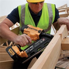 BTCN560 BEZPRZEWODOWA GWOŹDZIARKA 18V LI-ION DO KONSTRUKCJI DREWNIANYCH.