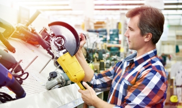 mężczyzna patrzący na kątówkę 