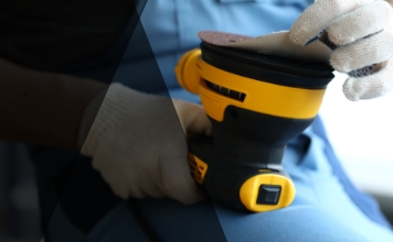 nakładanie papieru ściernego na szlifierkę