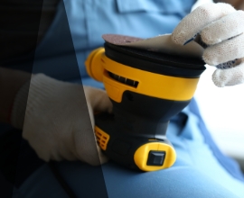 nakładanie papieru ściernego na szlifierkę